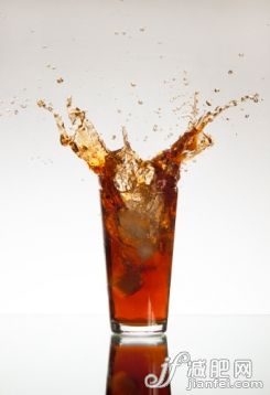 饮料,影棚拍摄,下移,落下,苏打_139837739_Ice plunging into a glass of coke_创意图片_Getty Images China