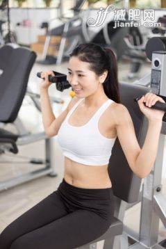 健身房,健康,健康的,训练,运动_2b9efeeff_年轻女孩在健身馆健身_创意图片_Getty Images China