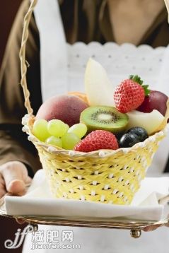 围裙,篮子,水果,拿着,酒店_gic7291973_Waitress serving a basket of fruit_创意图片_Getty Images China