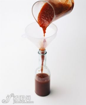 漏斗,饮食,瓶子,影棚拍摄,倒_145063804_Pouring red chilli pepper ketchup through funnel into glass bottle_创意图片_Getty Images China